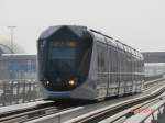 Straßenbahn Dubai Linie T1 nach Al Sufouh bei der Einfahrt in Marina Mall, 16.02.2015