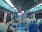 Metro Dubai, Ausblick aus einem  Gold Class  Abteil.Die Züge sind eingeteilt in 3 1/2 Wagen  Regular Class , einem halben Wagen  for women and children only , und vorn und hinten je einem halben