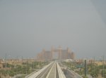 Blick aufs Gleis der Jumeirah Monorail in Dubai.
In der Ferne liegt das Atlantis-Hotel,bei 43 Grad Celsius aus dem Zug aufgenommen.(27.7.2010)