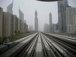 Blick aus dem Frontfenster eines Zuges der Dubai Metro am 24.7.2010 kurz nach der Haltestelle Emirate Towers.