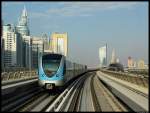 Tw 5014 der Metro Dubai nahe der Station Nakheel. Die Metro ist fahrerlos unterwegs und ermglicht so einen (vor allem bei Touristen beliebten) ungestrten Blick durch die Frontscheibe. (08.12.2012)