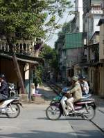 Allgegenwrtig in Vietnam sind die Motorroller. Hier berqueren am 15.12.2012 mehrere Scooter die Bahnstrecke von Hanoi in Richtung China.