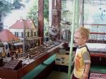 Der Enkel unserer Nachbarin zwischen der  Gartenbahn