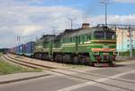 2M62 0956 am 07.07.2018 im Terespol. Hinter der Doppellok sieht man kasachische Containerwagen, deren lange Reise in diesem polnischen Grenzbahnhof enden wird. Ab hier geht es dann auf europäischer Normalspur weiter.