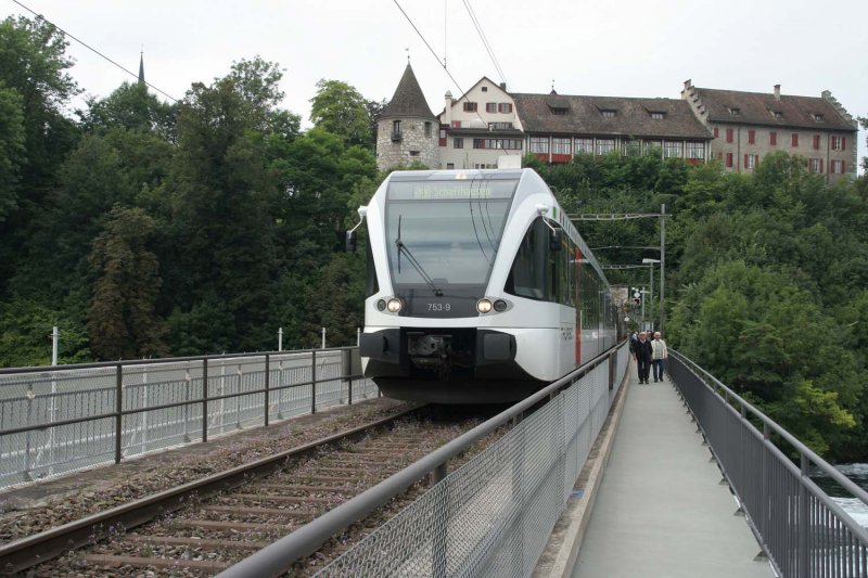Thurbo 753-9 auf der Brcke unter Schloss Laufen am Rheinfall bei Neuhausen am 12. August 2007