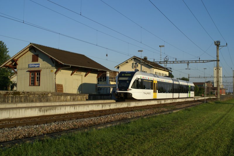 Thurbo-GTW hlt frh morgens am 15. Juli 2007 in der Station Gttingen auf der Seelinie Kreuzlingen - Romanshorn.