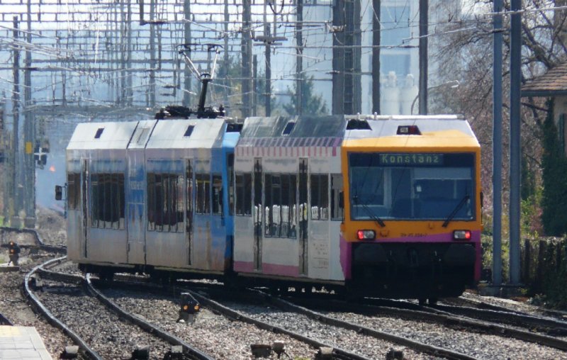 THURBO - GTW Steuerwagen 2 KL. Bt 50 46 29-35 224-7 mit Triebwagen RABe 526 685-3 bei der Ausfahrt aus dem Bahnhof von Weinfelden am 13.04.2008