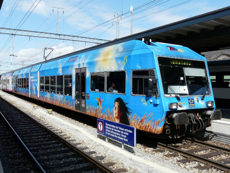 THURBO - GTW Triebwagen RABe 526 685-3 mit dem Steuerwagen 2 KL. Bt 50 46 29-35 224-7 im Bahnhof von Weinfelden am 13.04.2008
