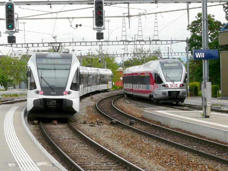Thurbo RABe 526 071-8 mit 526 ... und dem SOB RABe 526 050-0 bei der ausfahrt aus dem Bahnhof von Wil am 25.05.2008
