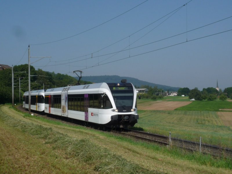 Thurbo RABe 526 702-6  und ein weiterer RABe 526 als S3 Schaffhausen - St.Gallen-Haggen zwischen Mammern(Bodensee) und Eschenz. 06.08.09