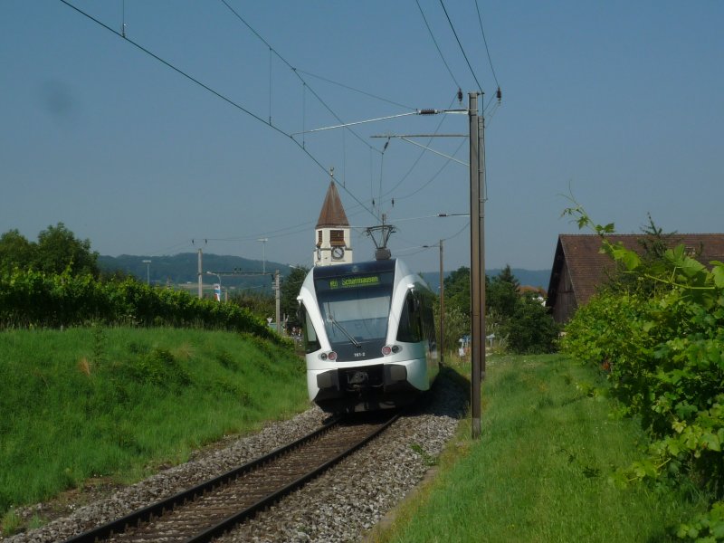 Thurbo RABe 526 761-8 legt sich als S8 aus Rorschach nach Schaffhausen kurz vor Mammern(Bodensee) in die Kurve. 06.08.09