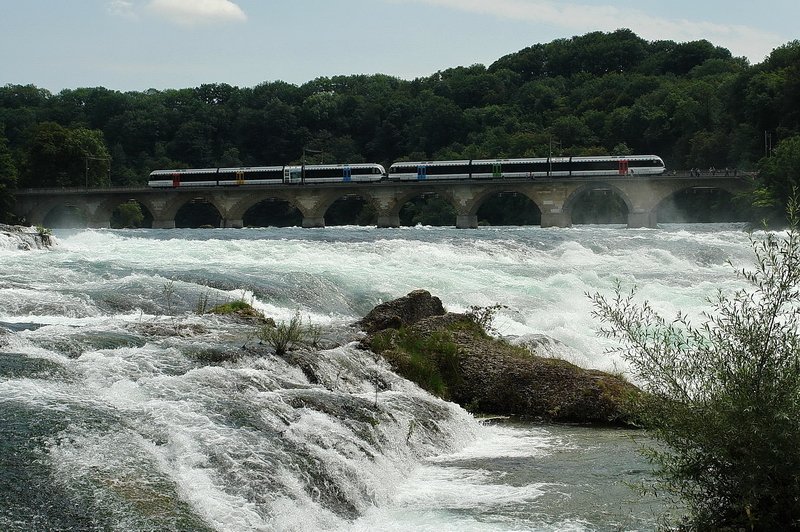 Thurbo S 33 nach Schaffhausen auf der Eisenbahnbrcke am Rheinfall. Fr die Fahrgste ergibt sich ein spektakulrer Ausblick auf den tosenden Wasserfall, dem grssten Europas mit einer Breite von 150 m und einer Hhe von 23 m. Ein Besuch ist nicht nur fr Eisenbahnfreunde empfehlenswert. 18.7.2007