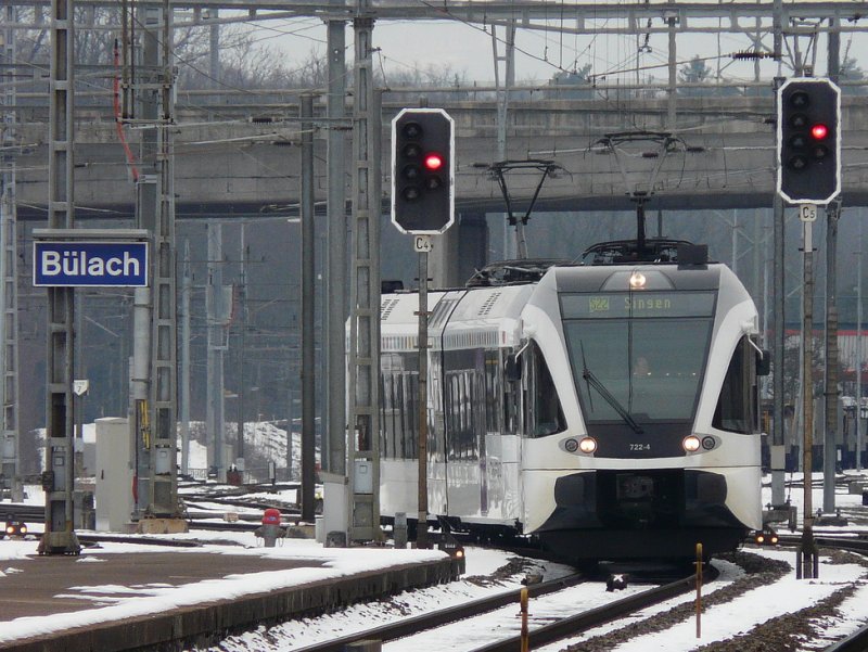 Thurbo - Triebwagen RABe 2/6 526 722-4 bei der einfahrt in den Bahnhof von Blach am 20.02.2009