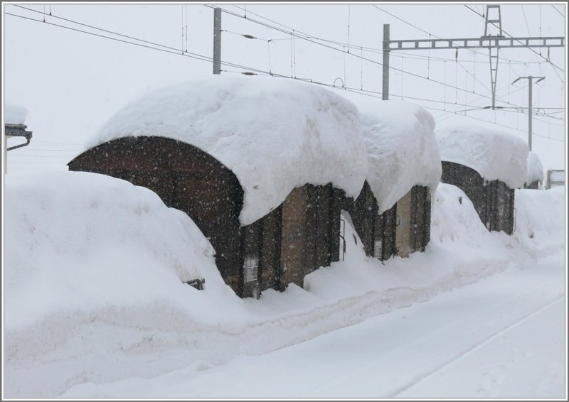 Tief verschneit prsentiert sich der Bahnhof Bever und die Gterwagen lassen sich zum Teil nur erahnen unter der Schneelast.(17.02.2009)