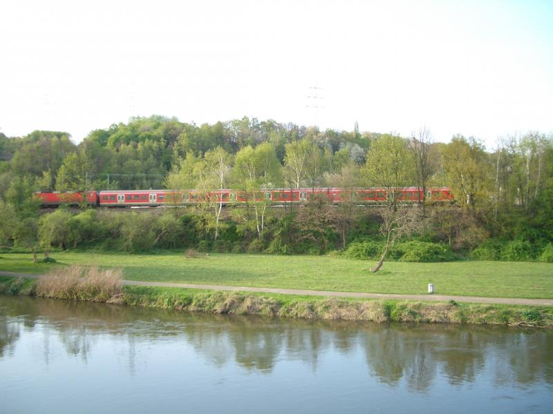 Tief im Westen. 
Mitten im Ruhrgebiet, genau gesagt in Bochum f�hrt grade eine Linie S3 von Hattingen �ber Essen nach Oberhausen durchs sch�ne Ruhrtal.
Aufgenommen in Bochum Dahlhausen ( unweit vom Eisenbahnmuseum entfernt )21.04.2005