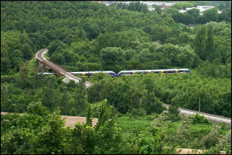 Tief im Westen,wo die Sonne verstaubt wird der RE14 (Der Borkener) von der NWB meist in Doppel-Traktion bedient , hier bei der Durchfahrt in Bottrop.   26.06.2007