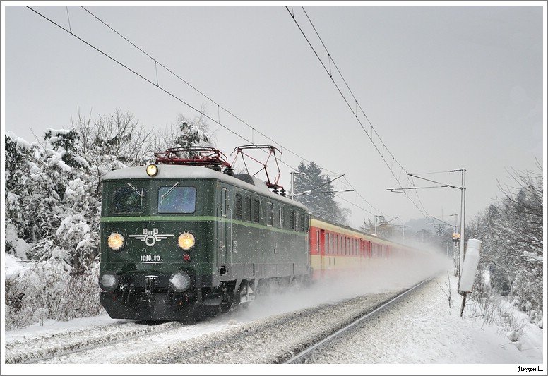 Tief winterlich prsentiert sich momentan der Wiener Wald. 1010.10 hier bei Pressbaum am 31.1.2009 mit dem SDZ 16110 auf dem Weg nach Innsbruck.