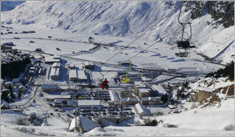 Tiefblick auf das tiefverschneite Andermatt mit dem Sessellift nach Ntschen. (10.01.2009)