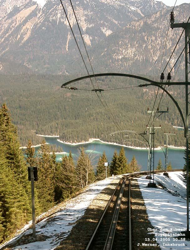 Tiefblick auf den zurcksinkenden Eibsee nahe Grainau, bald nach der jetzt bald folgenden Ausweiche Riffelri wird der Tunnel des oberen Streckenteils erreicht werden. 15. April 2005
