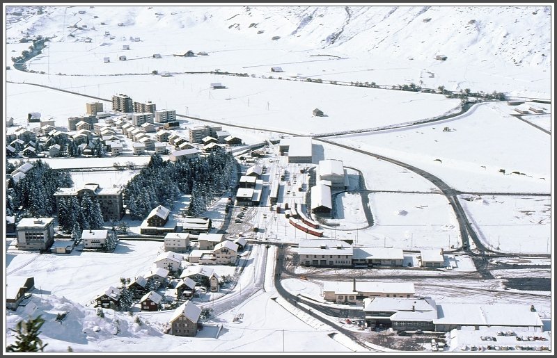 Tiefblick vom Ntschen auf das verschneite Andermatt mit seinem ausgedehnten Bahnhof. (Archiv 14.10.1975)