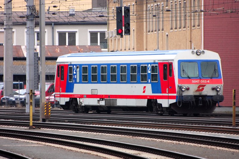  Tiefergelegt ? 5047 062-4 sieht aus als sei das Drehgestell mit der uns zugewandten Baureihen- / Ordnungsnummer tiefergelegt.  Pimp my 5047 .