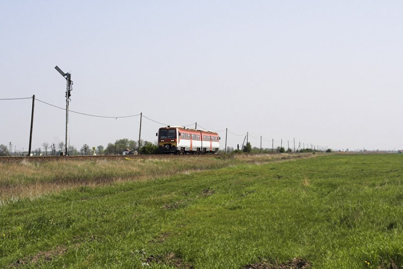 Tiefste Puszta in Szkkutas, hier erreicht 6341 018 den Bahnhof des selbigen Ortes.