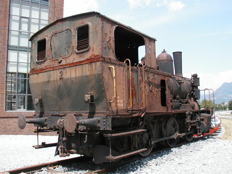 Tigerli E 3/3 ex. von Roll Werkslok,als Schrottlok (Der desolate Zustand der Lok ist beabsichtigt) vor einem Fabrikgebude in Chur