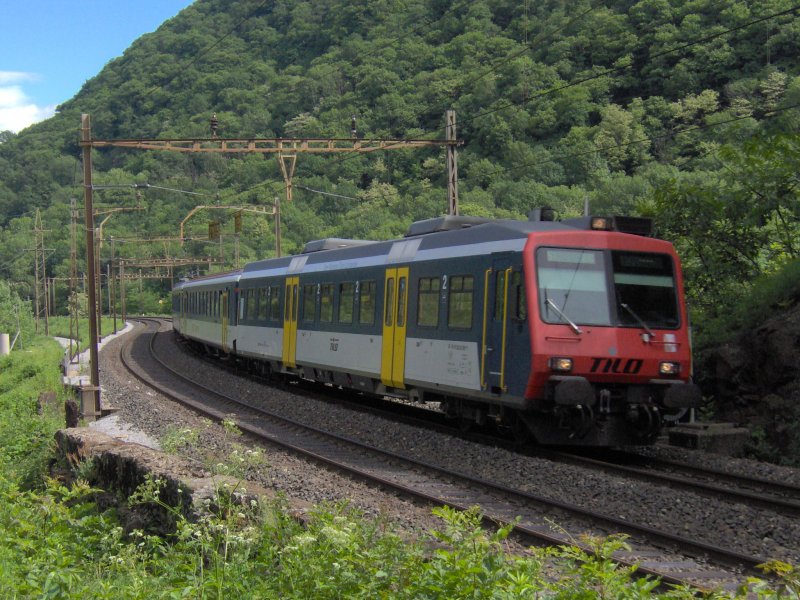 TILO-NPZ, Steuerwagen voraus bei Mezzovico. Mai 2006