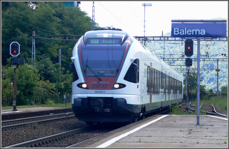 TILO S1 Chiasso-Biasca bei der Einfahrt in Balerna, ein FLIRT. der schon seit einiger Zeit im Tessin im Einsatz steht. (22.07.2008)