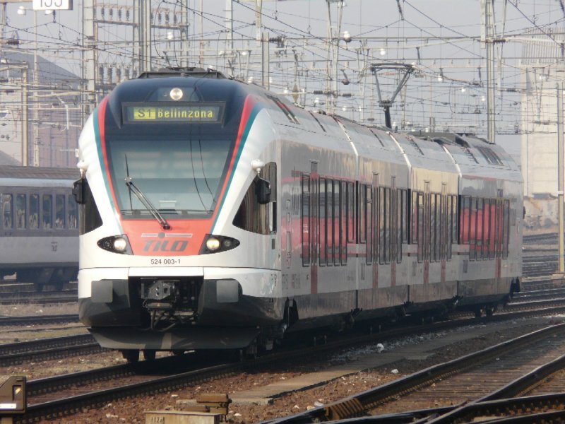 Tilo - Triebzug  524 003-1 bei der Einfahrt in den Bahnhof von Chiasso am 23.02.2008