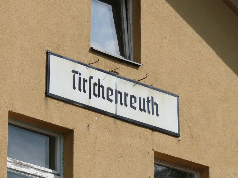 Tirschenreuth...das Bahnhofsschild hing viele Jahre lang bis der Bahnhof vor dem Abriss stand, doch das Schild ist heute in Besitz der Stadt Tirschenreuth, 22.08.2008