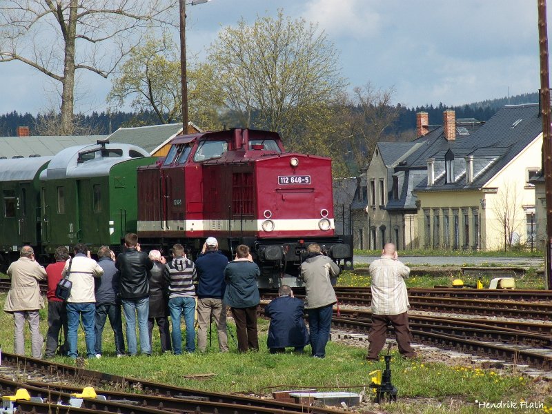 Tja liebe Mitfotografen, 
so sehen wir aus wenn wir mit hchster Anspannung einen Zug  fuzzen . Ich wei das das Bild kein typisches Bahn-bzw. Zugbild ist. Aber ich dachte das auch diese etwas andere Sichtweise auf das Objekt der Begierde vielleicht interessant ist.
112 646-5 der Erzgebirgsbahn bei der Einfahrt in den Bahnhof Schlettau am 01.05.2008