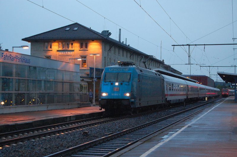 Tja, Schnwetter hats nicht immer - Jedenfalls konnte 101 016-4 am Abend des 26.09.07 mit solchen Wetterverhltnissen bei der Einfahrt in den Aalener Bahnhof erlegt werden.