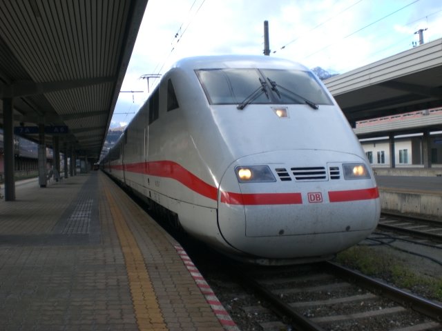 Tk 401 570 wird den ICE 108 bis Mnchen und ab Stuttgart bis Frankfurt fhren. Ein Bild das bald Geschichte sein wird, die ICE 1 kommen ab Fahrplanwechsel nicht mehr planmig nach sterreich, stattdessen ICE T (wenn sie denn fahren). Verlieren die Zge der BR 401 dann eigentlich die Zulassung fr sterreich oder behalten sie die fr den Notfall?   