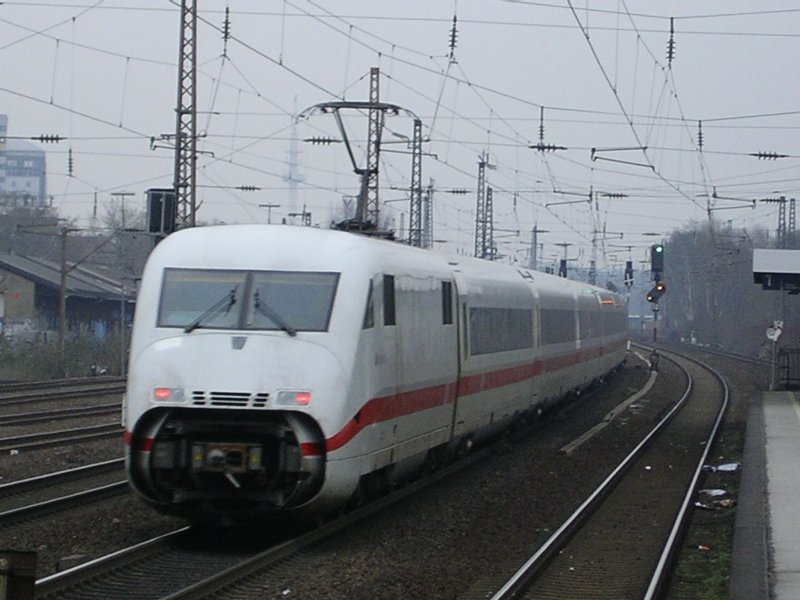 TK des ICE 2  Dessau  mit offener Bugklappe,von Kln nach Berlin Ostbahnhof (sieht irgendwie gefrig aus)erreicht in Krze Bochum Hbf.(29.01.2008)