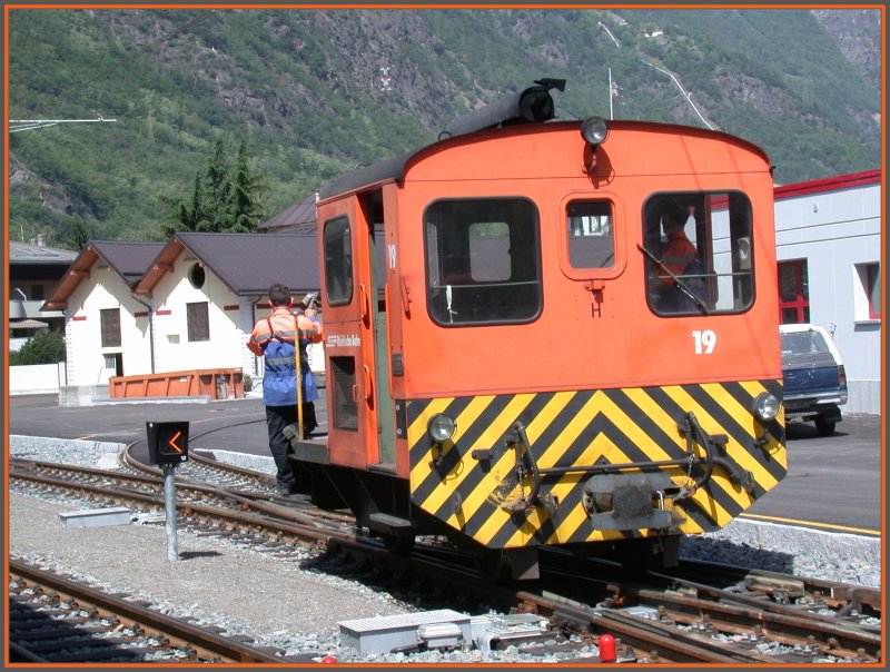 Tm 19 schiebt die vollen Holzwagen auf das Umladegelnde und holt die leeren Wagen wieder ab. Das ganze Holz wird in Tirano auf Lastwagen umgeladen. (08.05.2007)