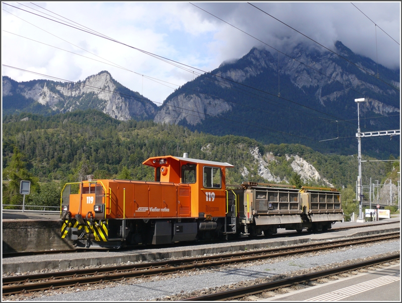 Tm 2/2 119 in Reichenau-Tamins. Im Hintergrund der Kunkelspass und im Nebel versteckt das Taminser lpli. (14.09.2009)