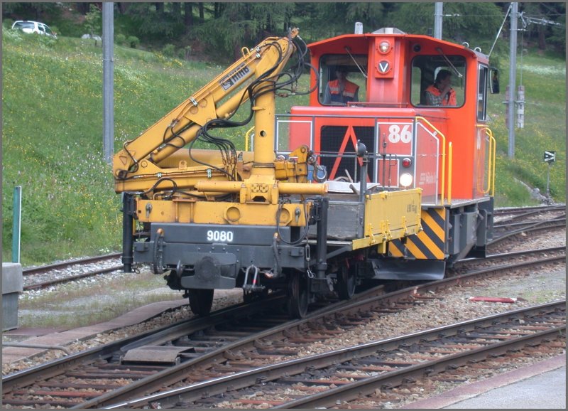 Tm 2/2 86 und X9080 machen sich noch schnell vor unserem Express auf den Weg zur nchsten Station Surovas, wo umfangreiche Bauarbeiten vor dem Abschluss stehen. (13.06.2007)
