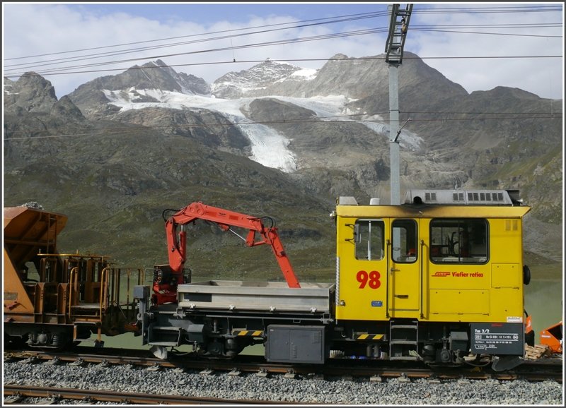 Tm 2/2 98 vor der Kulisse des Cambrena-Gletschers in Ospizio Bernina. (10.09.2008)