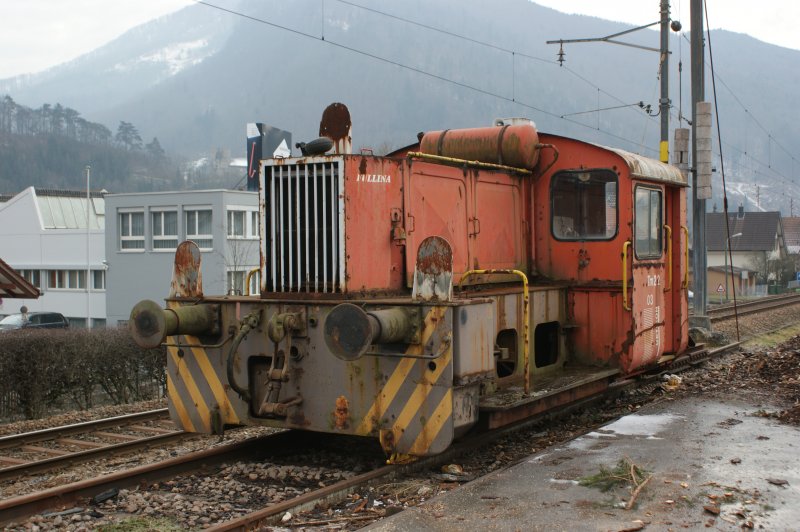 Tm 2/2 von Diesel Fritz aus Langenthal abgestellt auf dem Holzverladeplatz der OeBB. Die Lokomotive ist in einem desolaten Zustand. Schade drum. Aufgenommen in Balsthal am 03.02.2009. (Diese Lokomotive wird leider in den nchsten Tagen verschrottet.)