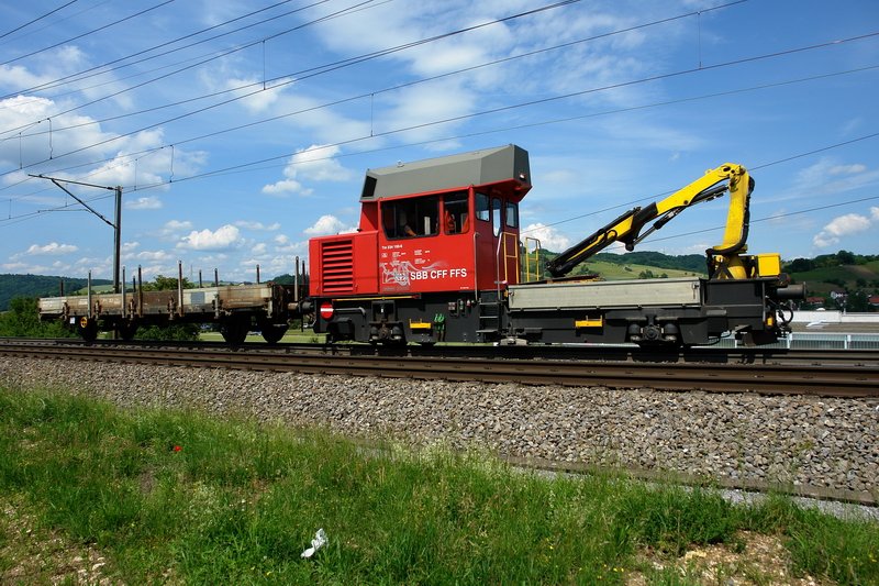 Tm 234 100-6. Die neue Diesellok ist leider schon von einem Chaoten beschmiert worden, die Idioten sterben halt nicht aus. Da der Bauzug vor einem roten Signal stoppen musste, konnte ich bequem einige Bilder machen. Bei Frick (Aargau) am 31.5.2007.