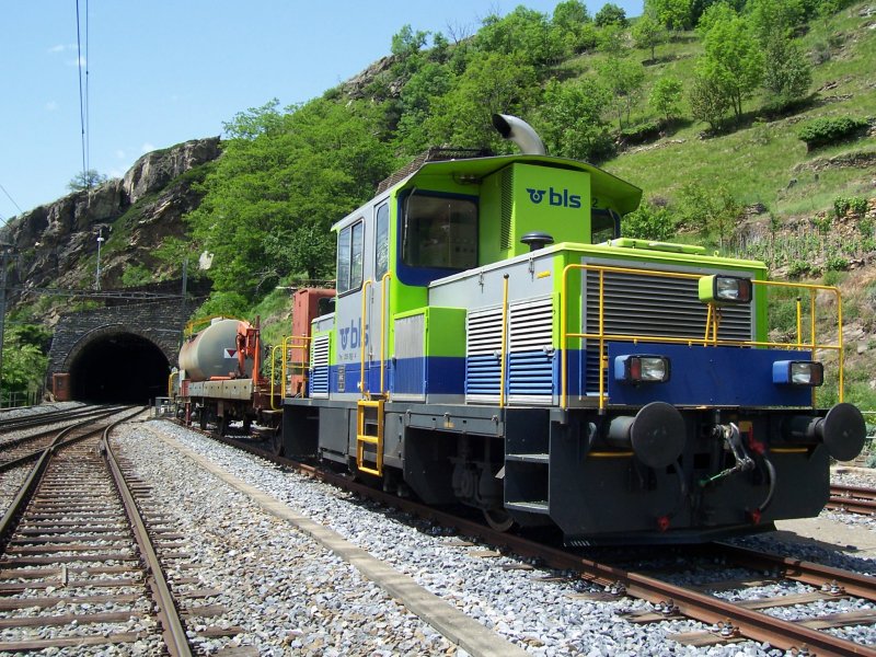 Tm 235 092-4 im Bahnhof Ausserberg am 23.05.2009
