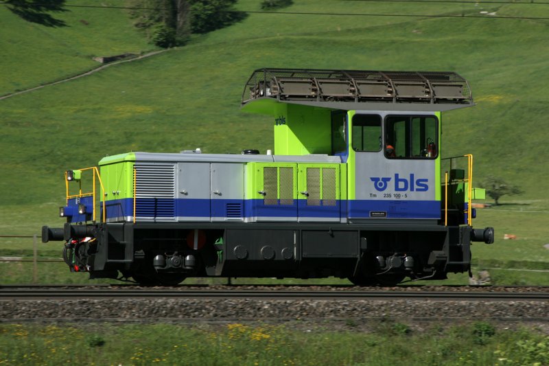 TM 235 100 im Bhf. Kandersteg (Mai 2007)