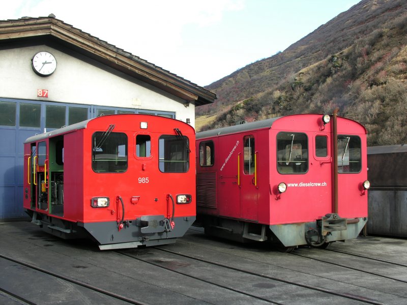 Tmh 985 (links, umgebaut) und 986 (original) vor dem Depot in Realp.