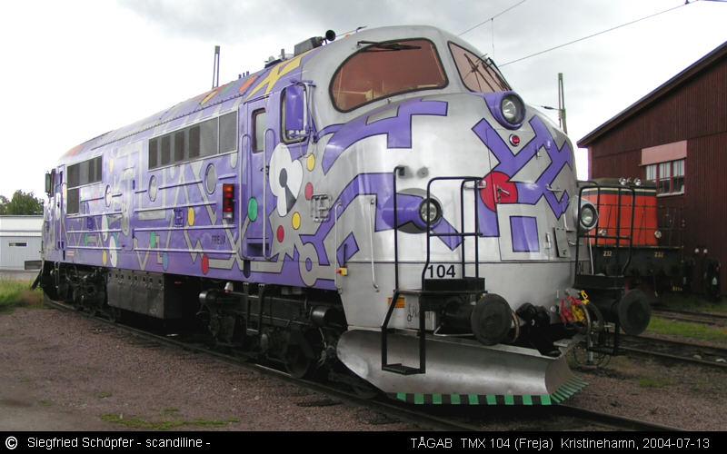 TMX 104 der Bahngesellschaft TGAB (Kristinehamn,13.07.2004). Diese ehemals dnische Lok trgt noch ihr letztes Design der DSB, das im Graffiti-Look elektronische Leiterbahnen darstellt.  