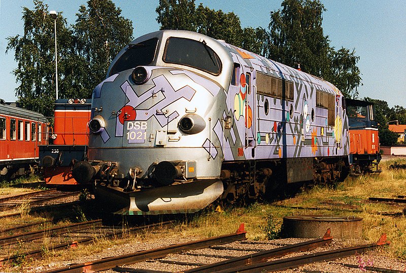 TMX 104 derTGAB, Kristinehamn 07-1995. Diese ehemals dnische Lok trgt noch ihr letztes Design der DSB ex MX 1021, das im Graffiti-Look elektronische Leiterbahnen darstellt.