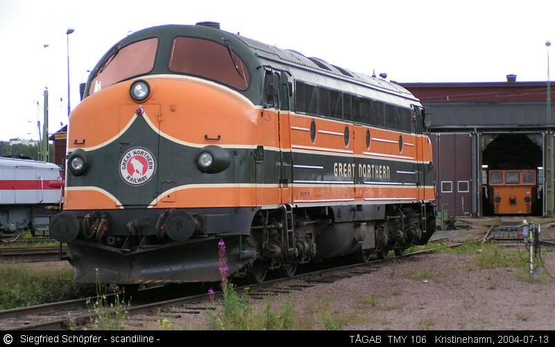 TMY 106 der Bahngesellschaft TGAB in Kristinehamn am 13.07.2004. Die Lackeierung im Stil der frheren amerikanischen Bahngesellschaft  Great Northern  diente einer Filmprodoktion (Dancer in the dark).