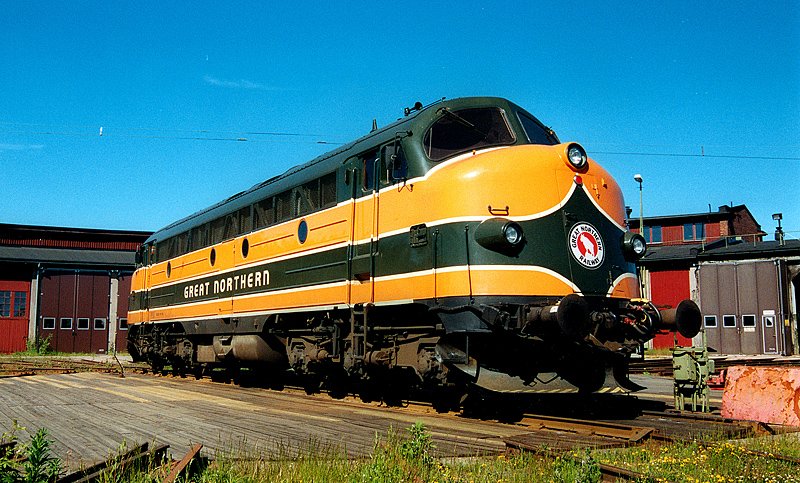 TMY 106 der TGAB, ex DSB MY 1108, Kristinehamn, 06-2001. Diese Lok wurde fr den Film  Dancer in the Dark  in den Farben der amerikanischen Bahngesellschaft Great Northern lackiert. 