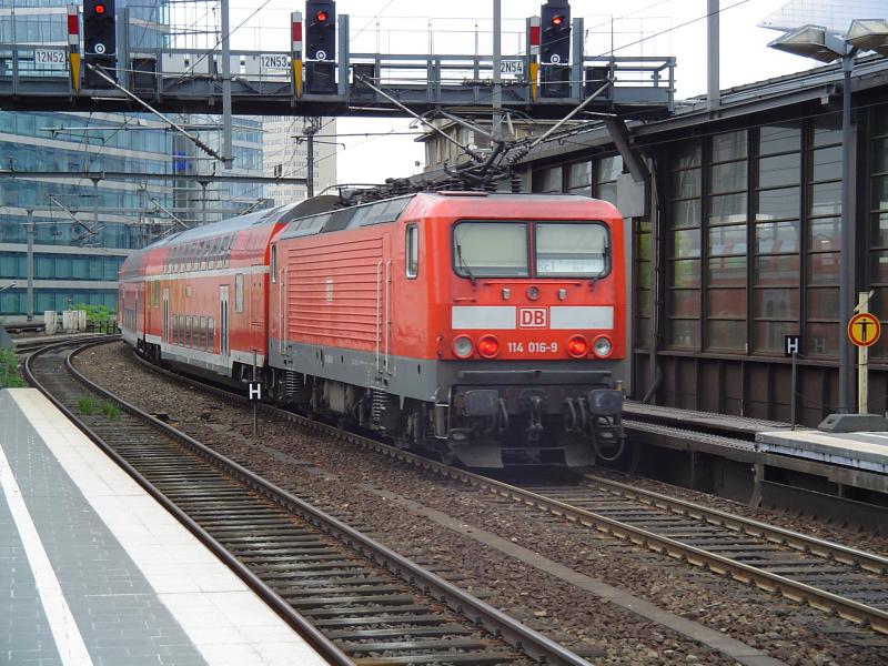 Tobias Kpping hat dieses Bild im Juli 2004 aufgenommen. Hier ein RE mit 143 016-9 am Bahnhof Zoo