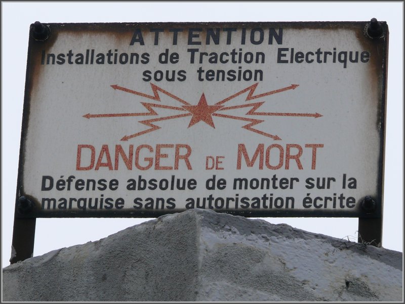 Todesgefahr! Wer auch mal etwas in die Hhe schaut, entdeckt auf den Enden der Bahnsteigdcher in Mulhouse diese Warntafeln. (08.04.2008)